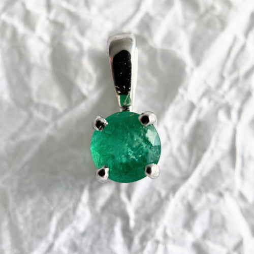 White gold emerald pendant