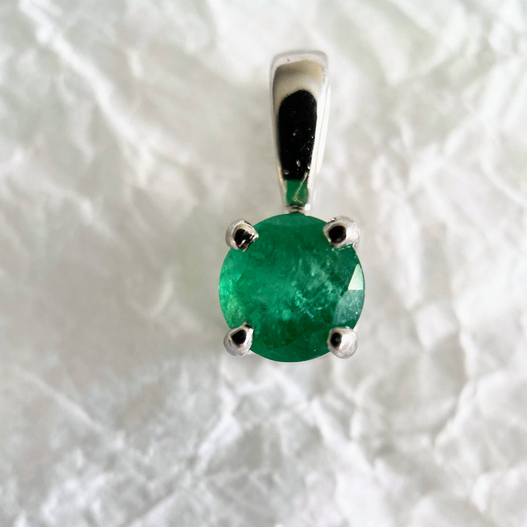 Classic gemstone pendant