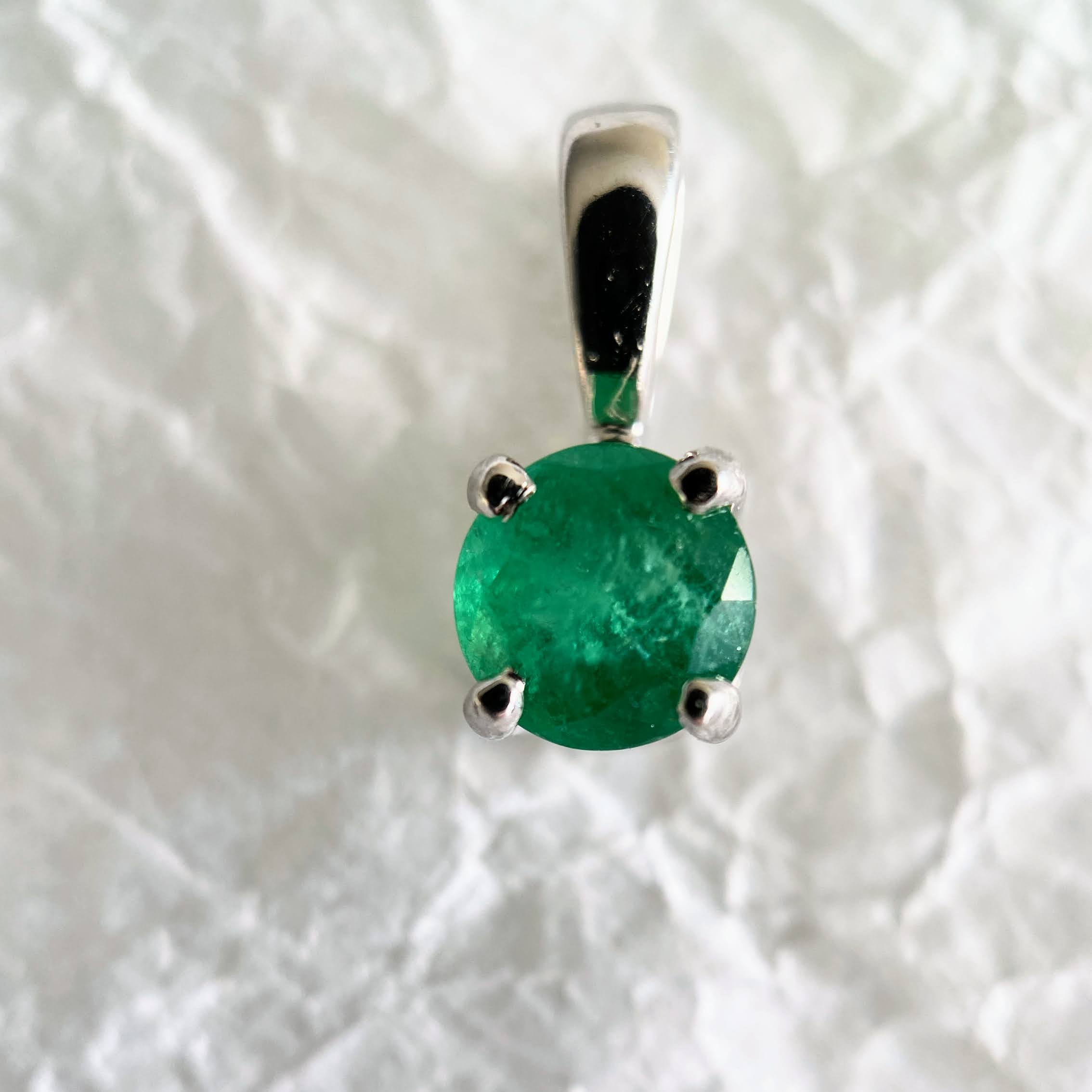 Classic gemstone pendant