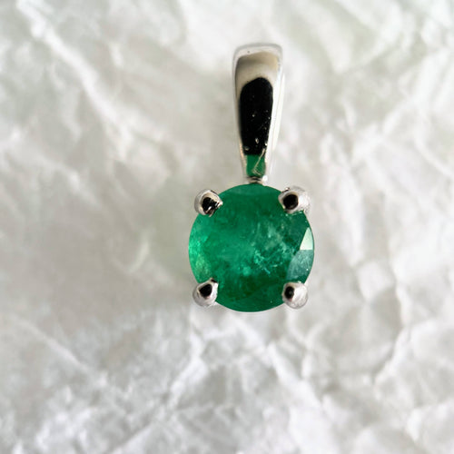 Classic gemstone pendant